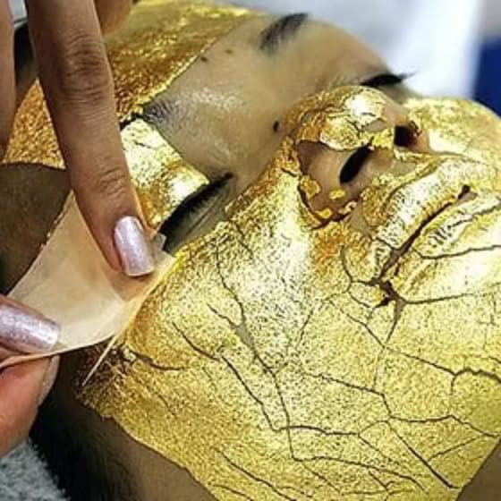 Płatek 24-karatowego złota aplikowany na skórę podczas zabiegu UMO Gold Facial w centrum CosmetDerm