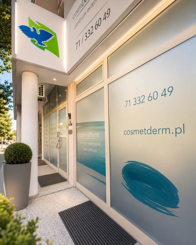 Wejście do centrum CosmetDerm we Wrocławiu