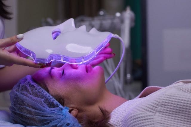 Terapia światłem LED wspierająca skórę głowy w centrum CosmetDerm