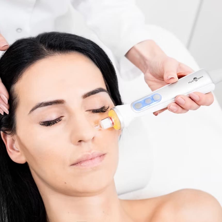 Oczyszczona, rozświetlona skóra po zabiegu Hydroimpact w centrum CosmetDerm we Wrocławiu