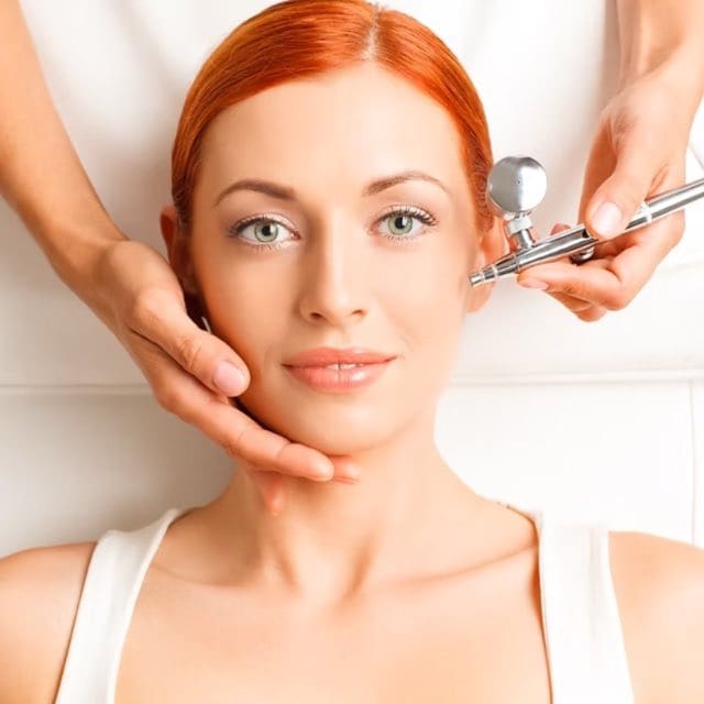 Dotleniona, rozświetlona skóra po zabiegu O2 Jet Therapy w centrum CosmetDerm we Wrocławiu