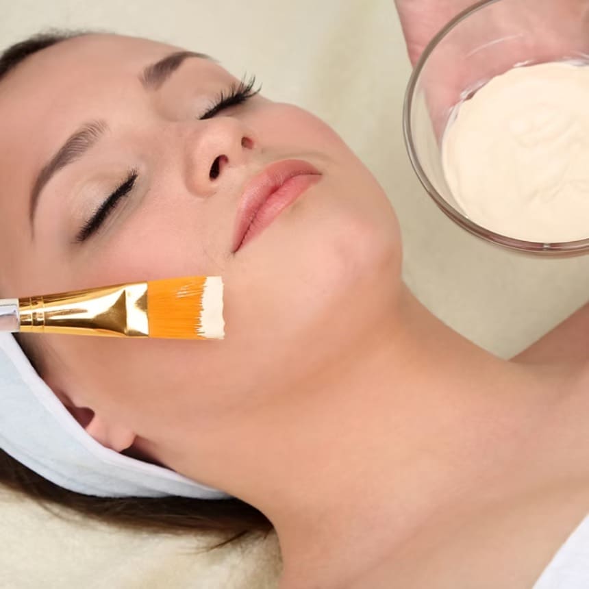 Gładka, rozświetlona skóra po peelingu chemicznym w centrum CosmetDerm we Wrocławiu